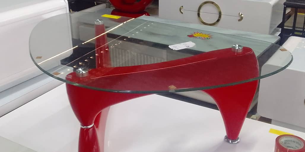 Table basse vitrée avec pieds rouge Table basse vitrée avec pieds rouge